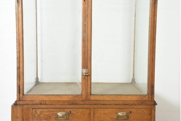 イギリスアンティーク　1950年から1960年頃　オーク材　細やかな装飾と金色の取っ手が品格を添える特大ショーケース　(R-089824)