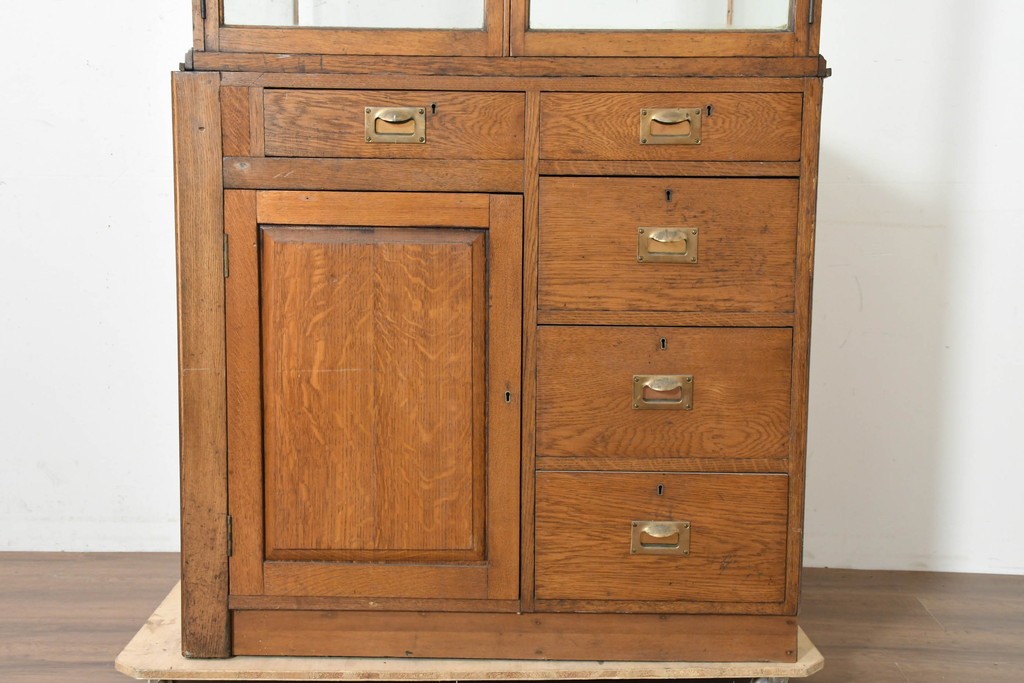 イギリスアンティーク　1950年から1960年頃　オーク材　細やかな装飾と金色の取っ手が品格を添える特大ショーケース　(R-089824)