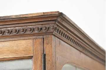 イギリスアンティーク　1950年から1960年頃　オーク材　細やかな装飾と金色の取っ手が品格を添える特大ショーケース　(R-089824)