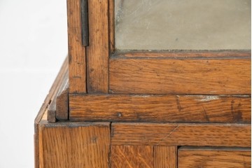 イギリスアンティーク　1950年から1960年頃　オーク材　細やかな装飾と金色の取っ手が品格を添える特大ショーケース　(R-089824)