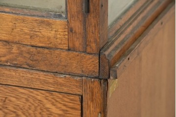 イギリスアンティーク　1950年から1960年頃　オーク材　細やかな装飾と金色の取っ手が品格を添える特大ショーケース　(R-089824)