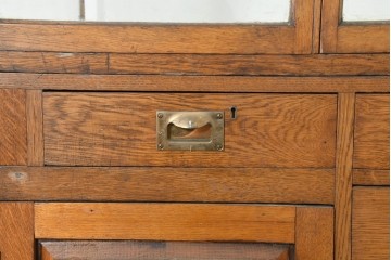イギリスアンティーク　1950年から1960年頃　オーク材　細やかな装飾と金色の取っ手が品格を添える特大ショーケース　(R-089824)