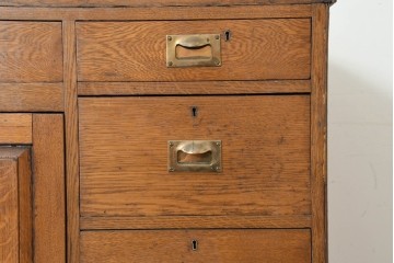 イギリスアンティーク　1950年から1960年頃　オーク材　細やかな装飾と金色の取っ手が品格を添える特大ショーケース　(R-089824)