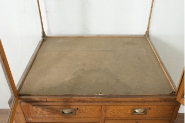 イギリスアンティーク　1950年から1960年頃　オーク材　細やかな装飾と金色の取っ手が品格を添える特大ショーケース　(R-089824)