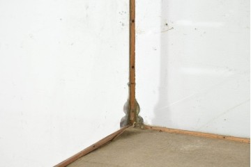 イギリスアンティーク　1950年から1960年頃　オーク材　細やかな装飾と金色の取っ手が品格を添える特大ショーケース　(R-089824)