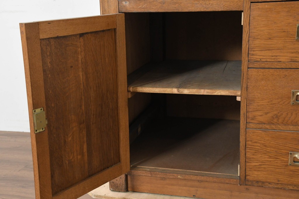 イギリスアンティーク　1950年から1960年頃　オーク材　細やかな装飾と金色の取っ手が品格を添える特大ショーケース　(R-089824)