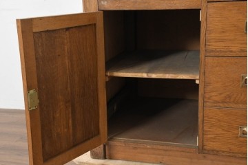 イギリスアンティーク　1950年から1960年頃　オーク材　細やかな装飾と金色の取っ手が品格を添える特大ショーケース　(R-089824)