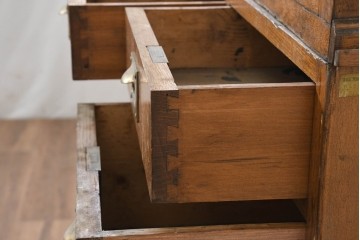 イギリスアンティーク　1950年から1960年頃　オーク材　細やかな装飾と金色の取っ手が品格を添える特大ショーケース　(R-089824)