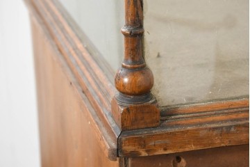 イギリスアンティーク　1950年から1960年頃　オーク材　細やかな装飾と金色の取っ手が品格を添える特大ショーケース　(R-089824)