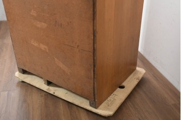 イギリスアンティーク　1950年から1960年頃　オーク材　細やかな装飾と金色の取っ手が品格を添える特大ショーケース　(R-089824)