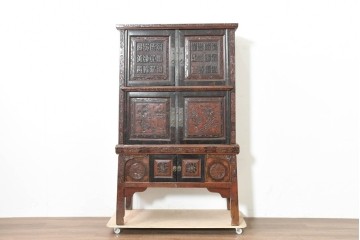 中古　中国アンティーク調　彫刻をふんだんにあしらったオリエンタルな2段重ねキャビネット　(R-089826)