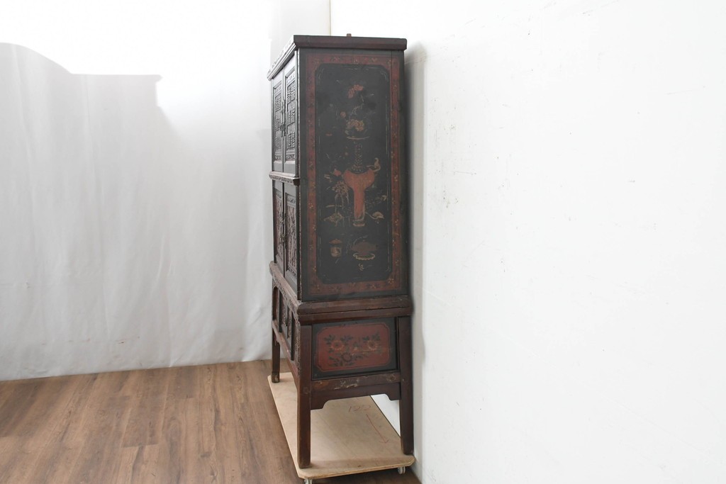 中古　中国アンティーク調　彫刻をふんだんにあしらったオリエンタルな2段重ねキャビネット　(R-089826)