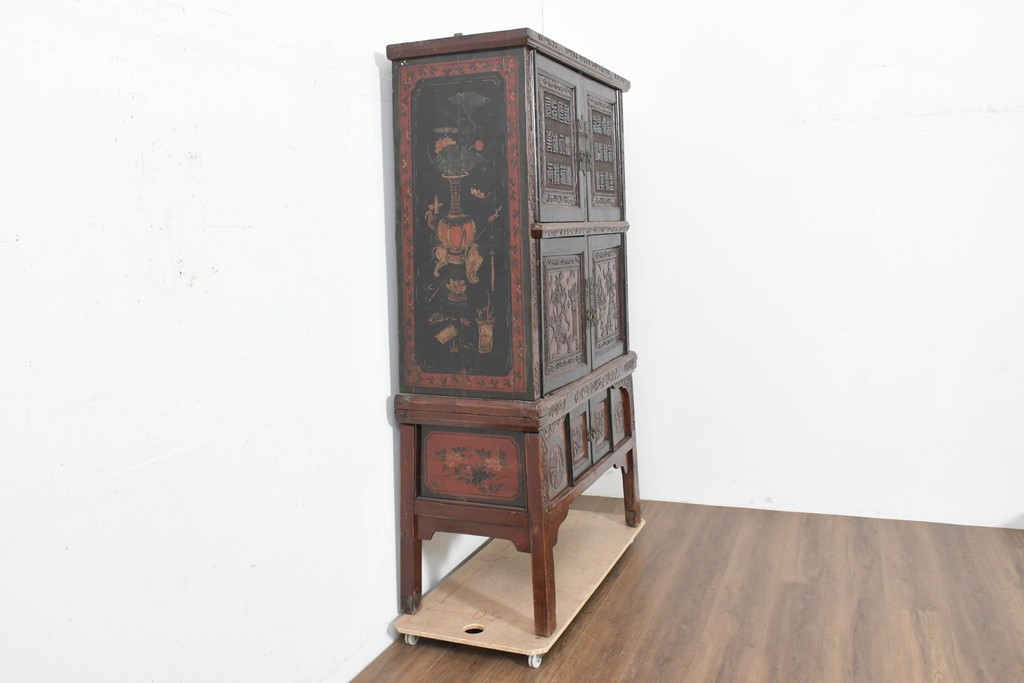 中古　中国アンティーク調　彫刻をふんだんにあしらったオリエンタルな2段重ねキャビネット　(R-089826)