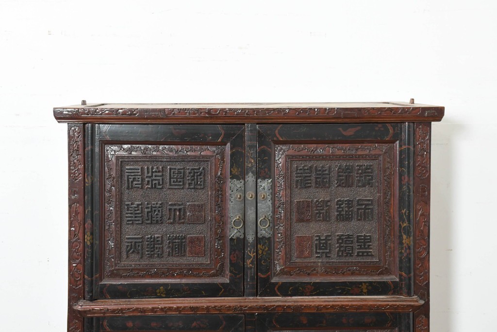 中古　中国アンティーク調　彫刻をふんだんにあしらったオリエンタルな2段重ねキャビネット　(R-089826)