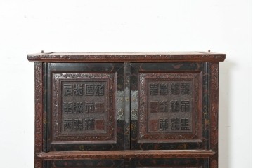 中古　中国アンティーク調　彫刻をふんだんにあしらったオリエンタルな2段重ねキャビネット　(R-089826)