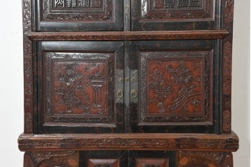 中古　中国アンティーク調　彫刻をふんだんにあしらったオリエンタルな2段重ねキャビネット　(R-089826)