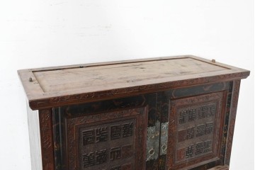 中古　中国アンティーク調　彫刻をふんだんにあしらったオリエンタルな2段重ねキャビネット　(R-089826)