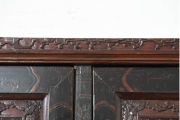 中古　中国アンティーク調　彫刻をふんだんにあしらったオリエンタルな2段重ねキャビネット　(R-089826)