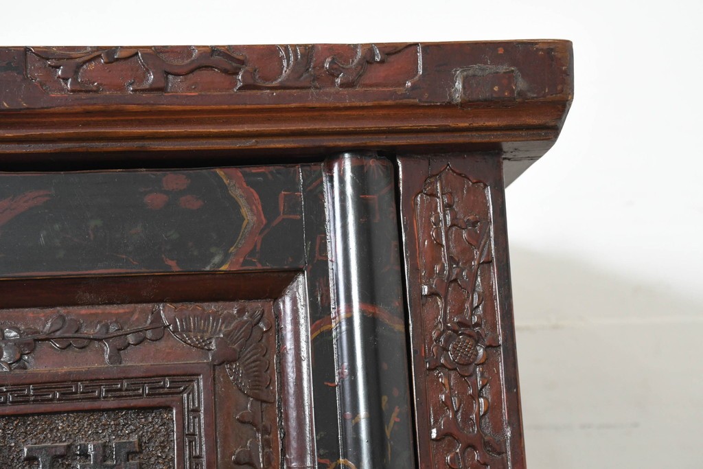 中古　中国アンティーク調　彫刻をふんだんにあしらったオリエンタルな2段重ねキャビネット　(R-089826)