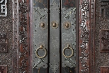 中古　中国アンティーク調　彫刻をふんだんにあしらったオリエンタルな2段重ねキャビネット　(R-089826)