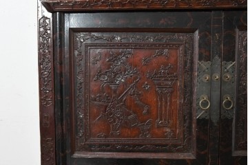中古　中国アンティーク調　彫刻をふんだんにあしらったオリエンタルな2段重ねキャビネット　(R-089826)