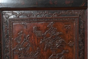 中古　中国アンティーク調　彫刻をふんだんにあしらったオリエンタルな2段重ねキャビネット　(R-089826)