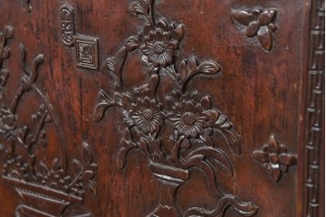 中古　中国アンティーク調　彫刻をふんだんにあしらったオリエンタルな2段重ねキャビネット　(R-089826)