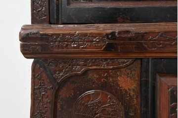 中古　中国アンティーク調　彫刻をふんだんにあしらったオリエンタルな2段重ねキャビネット　(R-089826)