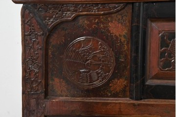 中古　中国アンティーク調　彫刻をふんだんにあしらったオリエンタルな2段重ねキャビネット　(R-089826)