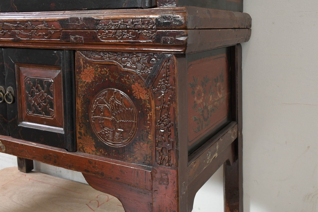 中古　中国アンティーク調　彫刻をふんだんにあしらったオリエンタルな2段重ねキャビネット　(R-089826)