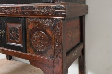 中古　中国アンティーク調　彫刻をふんだんにあしらったオリエンタルな2段重ねキャビネット　(R-089826)