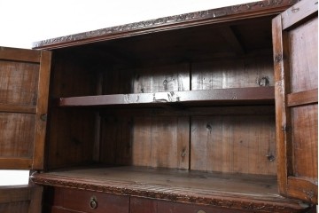 中古　中国アンティーク調　彫刻をふんだんにあしらったオリエンタルな2段重ねキャビネット　(R-089826)