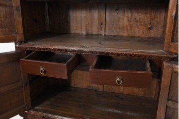 中古　中国アンティーク調　彫刻をふんだんにあしらったオリエンタルな2段重ねキャビネット　(R-089826)