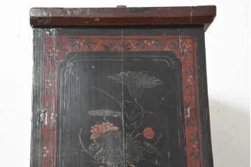 中古　中国アンティーク調　彫刻をふんだんにあしらったオリエンタルな2段重ねキャビネット　(R-089826)