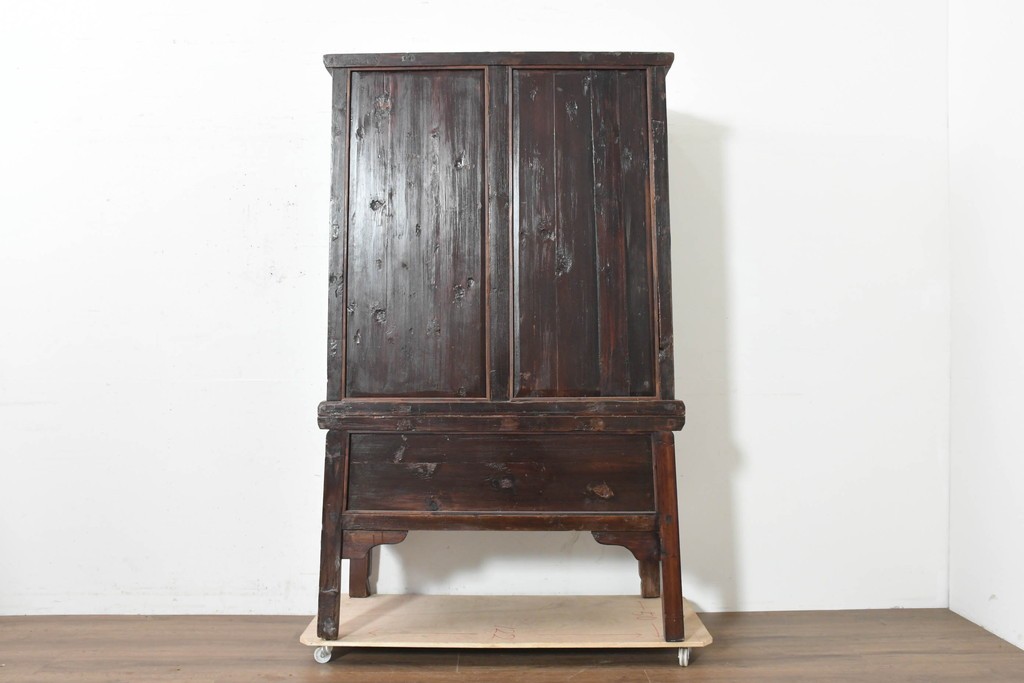 中古　中国アンティーク調　彫刻をふんだんにあしらったオリエンタルな2段重ねキャビネット　(R-089826)