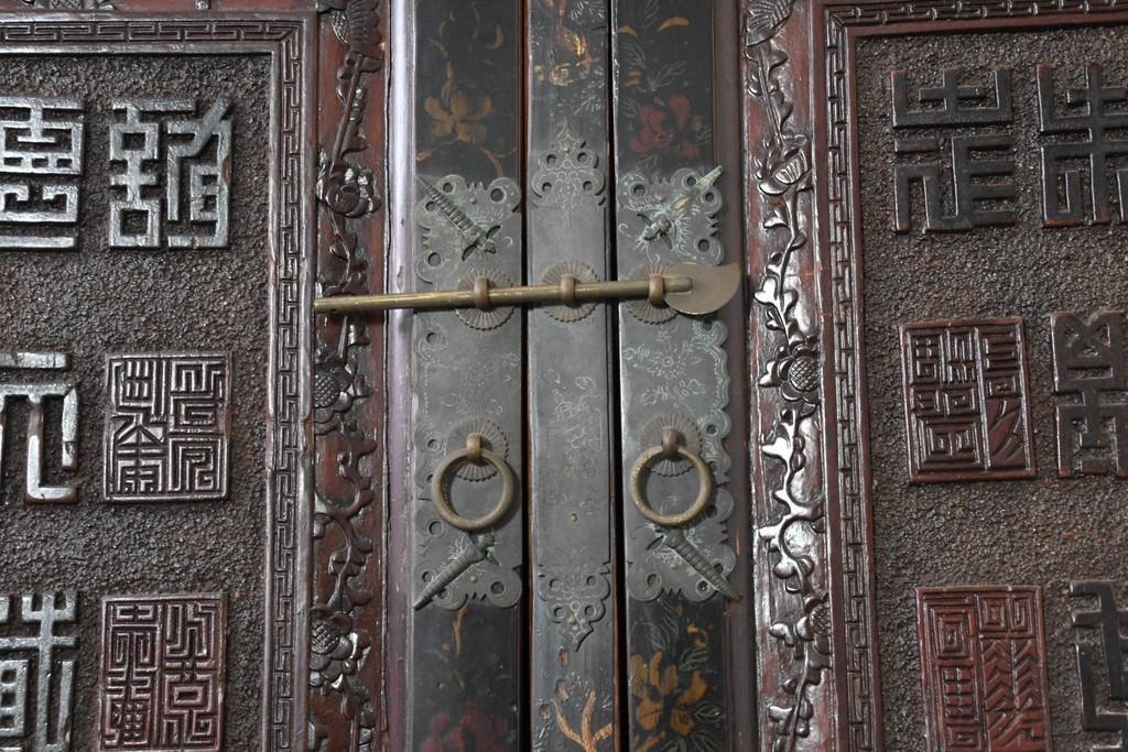 中古　中国アンティーク調　彫刻をふんだんにあしらったオリエンタルな2段重ねキャビネット　(R-089826)