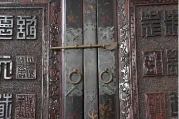 中古　中国アンティーク調　彫刻をふんだんにあしらったオリエンタルな2段重ねキャビネット　(R-089826)