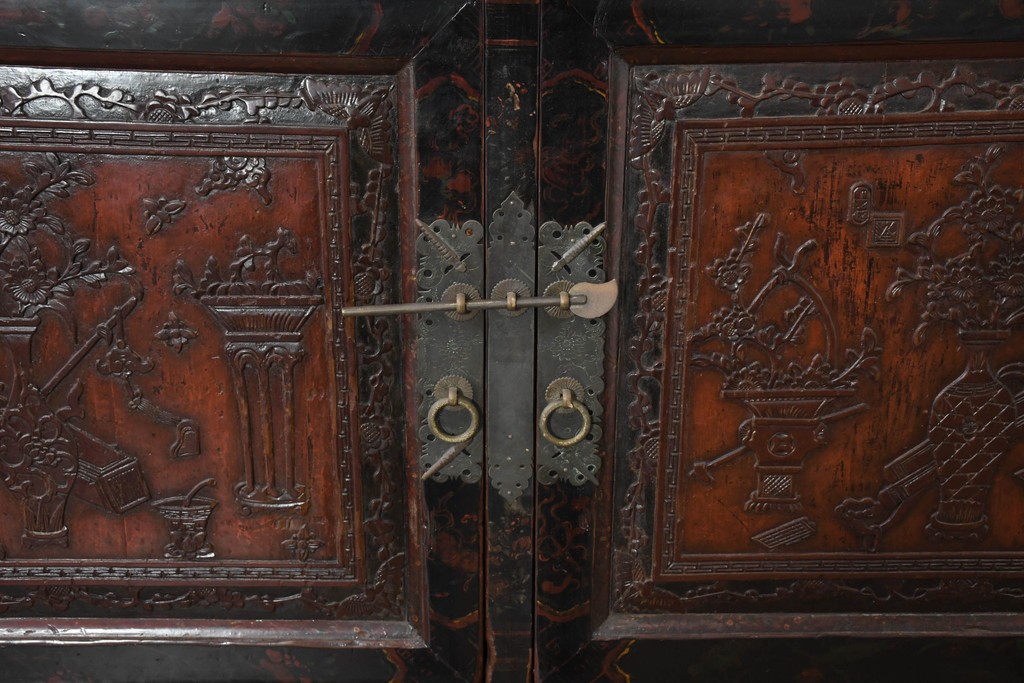 中古　中国アンティーク調　彫刻をふんだんにあしらったオリエンタルな2段重ねキャビネット　(R-089826)