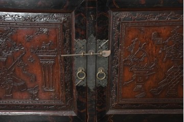 中古　中国アンティーク調　彫刻をふんだんにあしらったオリエンタルな2段重ねキャビネット　(R-089826)