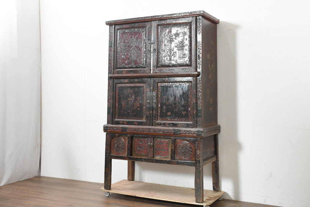 中古　中国アンティーク調　彫刻と絵画的な装飾が趣深い2段重ねキャビネット　(R-089827)