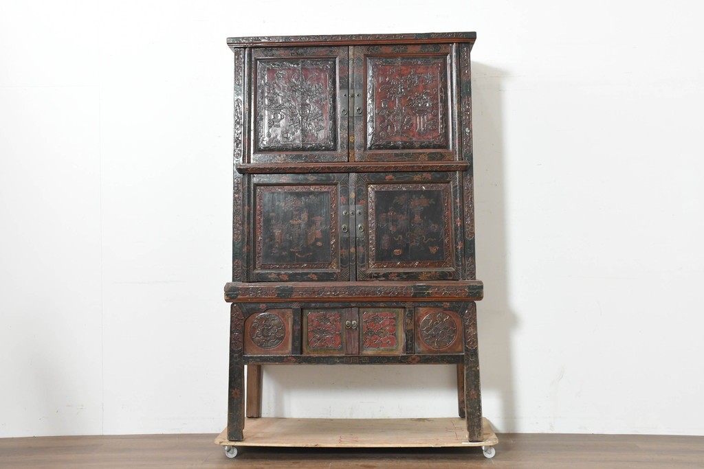 中古　中国アンティーク調　彫刻と絵画的な装飾が趣深い2段重ねキャビネット　(R-089827)