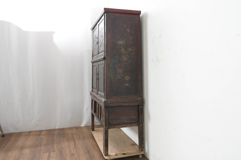中古　中国アンティーク調　彫刻と絵画的な装飾が趣深い2段重ねキャビネット　(R-089827)