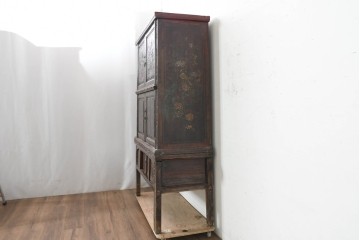 中古　中国アンティーク調　彫刻と絵画的な装飾が趣深い2段重ねキャビネット　(R-089827)