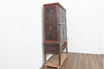 中古　中国アンティーク調　彫刻と絵画的な装飾が趣深い2段重ねキャビネット　(R-089827)