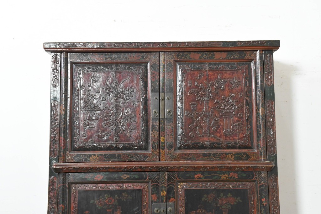 中古　中国アンティーク調　彫刻と絵画的な装飾が趣深い2段重ねキャビネット　(R-089827)