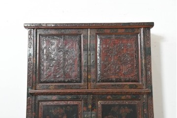 中古　中国アンティーク調　彫刻と絵画的な装飾が趣深い2段重ねキャビネット　(R-089827)