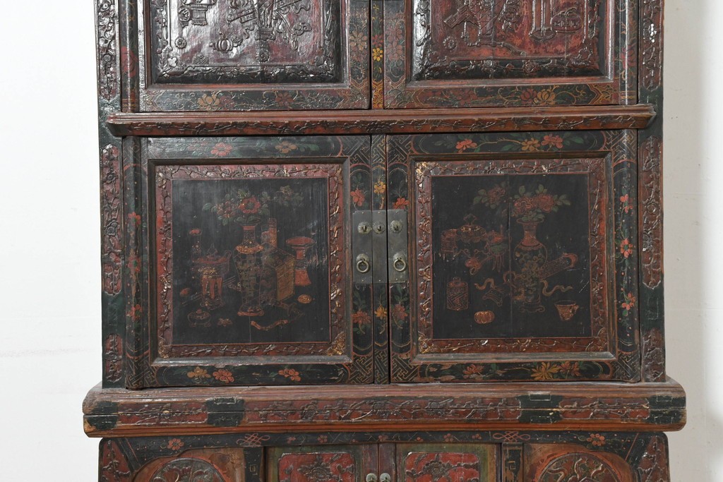 中古　中国アンティーク調　彫刻と絵画的な装飾が趣深い2段重ねキャビネット　(R-089827)