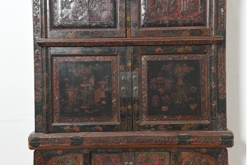 中古　中国アンティーク調　彫刻と絵画的な装飾が趣深い2段重ねキャビネット　(R-089827)