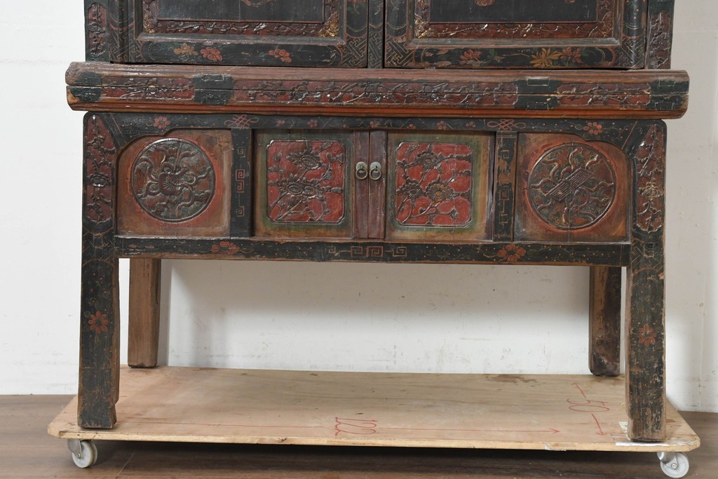中古　中国アンティーク調　彫刻と絵画的な装飾が趣深い2段重ねキャビネット　(R-089827)