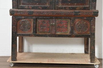 中古　中国アンティーク調　彫刻と絵画的な装飾が趣深い2段重ねキャビネット　(R-089827)